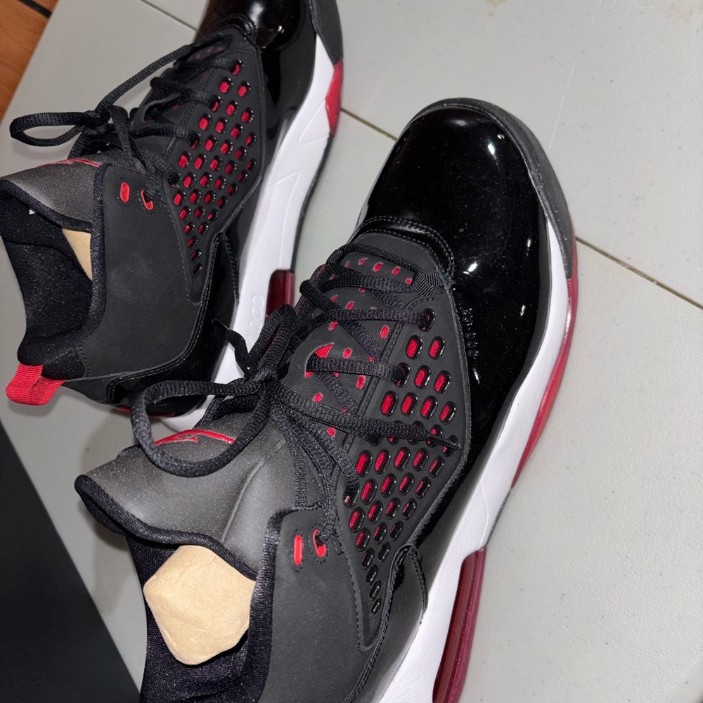 Jordan Athletic Shoes Black and Red - Picture 4 of 8